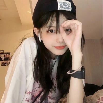 在深灰色的箱子中